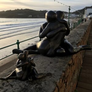 Solid Bronze Lovers Embrace Sculpture MO 31 1 | Avant Garden Bronzes