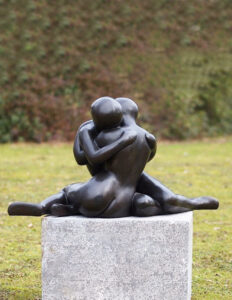 MO 31 Solid Bronze Lovers Embrace 95cm Long 1 | Avant Garden Bronzes