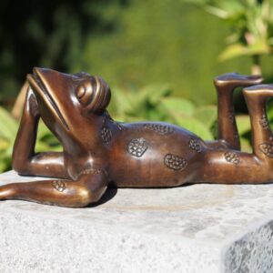 Garden Frog Daydreaming Bronze Sculpture MI 004 1 | Avant Garden Bronzes