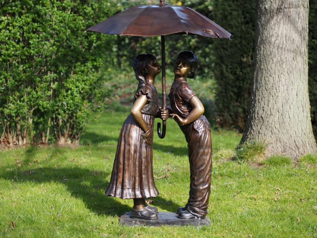 Kissing Couple Under Umbrella Boy & Girl Bronze Sculpture FIBO 54 1 | Avant Garden Bronzes