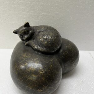 Cat Resting On a Heart Cremation Urn Memorial Bronze Sculpture MESU 41 1 | Avant Garden Bronzes