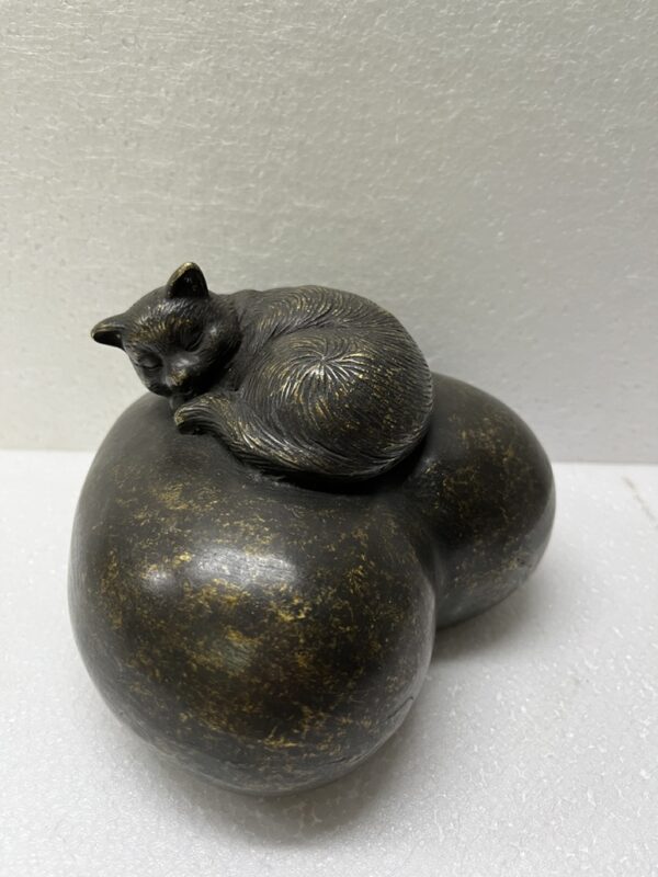 Cat Resting On a Heart Cremation Urn Memorial Bronze Sculpture MESU 41 1 | Avant Garden Bronzes