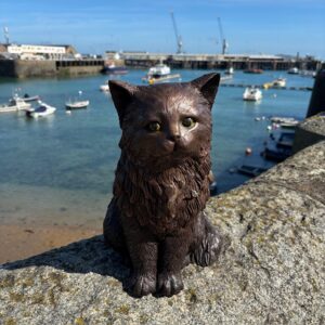 persian cat feline bronze sculpture lifelike cat ornament with green eyes for home or garden display
