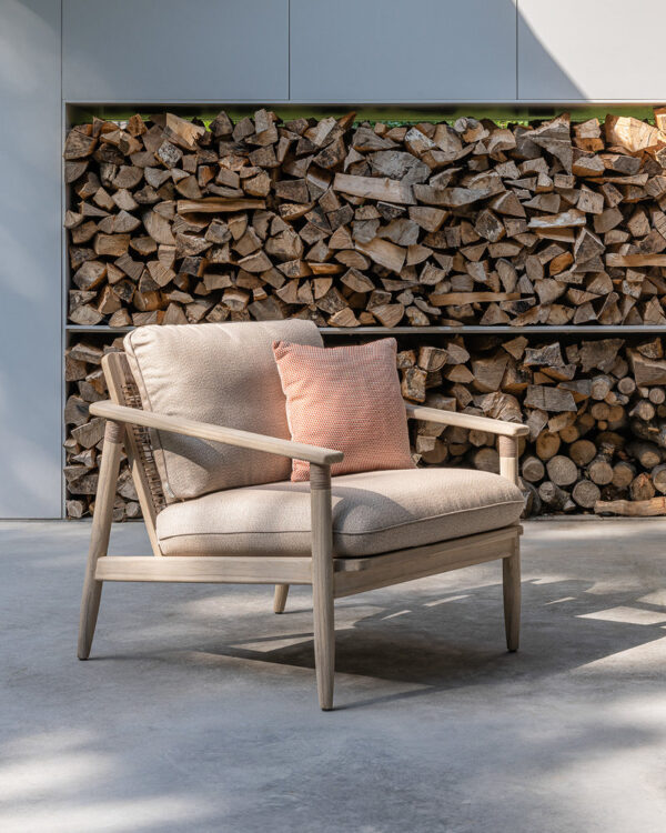 David Deep Seating Lounge Chair Stained Brushed Teak by Vincent Sheppard 1 | Avant Garden Bronzes