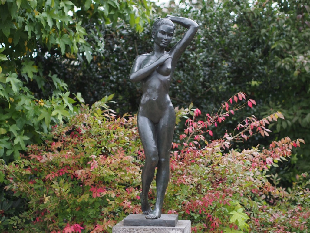Bronze Nude Lady Lydia With Elegant Raised Arm Garden Sculpture FIWO 90 | Avant Garden Bronzes